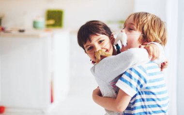 evde kucaklayan bıyıklı heyecanlı çocuk