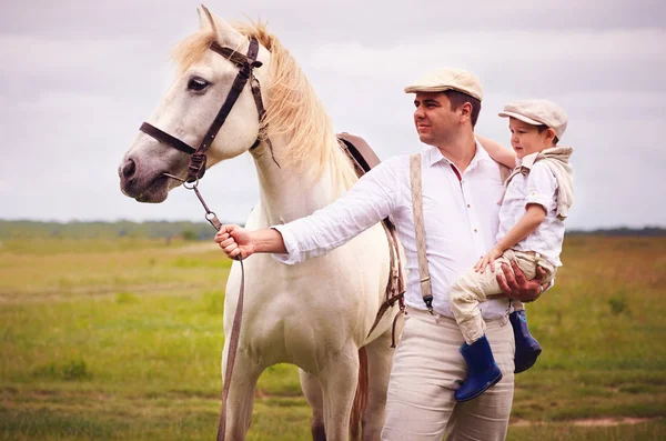 Porträtt av bonde familj står på fältet med häst — Stockfoto