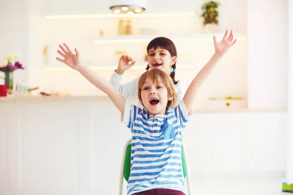 Felices niños emocionados jugando juntos, divirtiéndose en casa — Foto de Stock