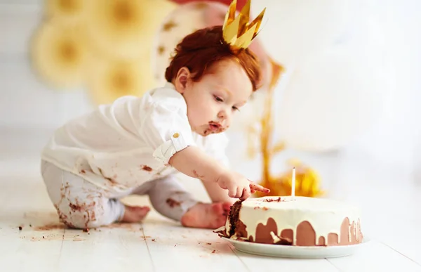 Curioso divertido bebé niño metiendo el dedo en su primer pastel de cumpleaños —  Fotos de Stock