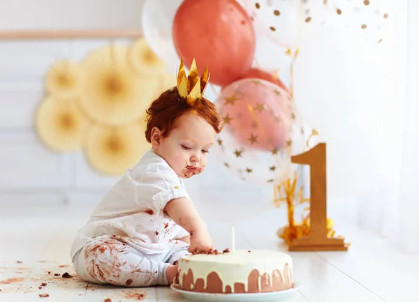 Curioso engraçado bebê menino cutucando dedo em seu primeiro bolo de aniversário — Fotografia de Stock