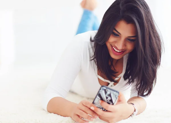 Belle, fille indienne surfer sur le web à travers l'appareil mobile — Photo