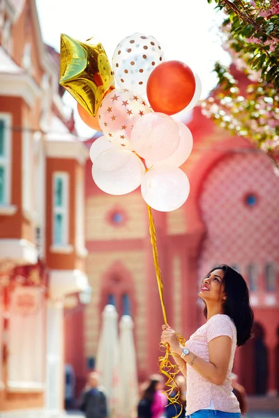 Hermosa joven con globos de aire en la calle de la ciudad —  Fotos de Stock