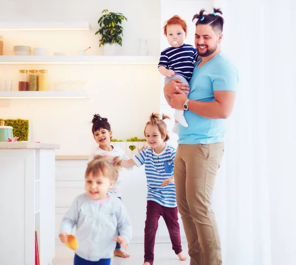 Padre con peinado raro cuidando niños locos en casa — Foto de Stock