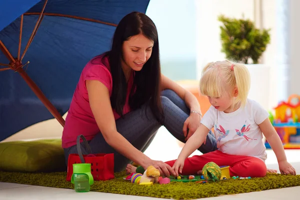 Mor och dotter leker tillsammans, soliga utomhus — Stockfoto