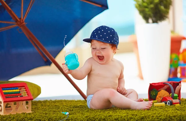 Menino bebê bebê bonito se divertindo ao ar livre no dia quente de verão — Fotografia de Stock