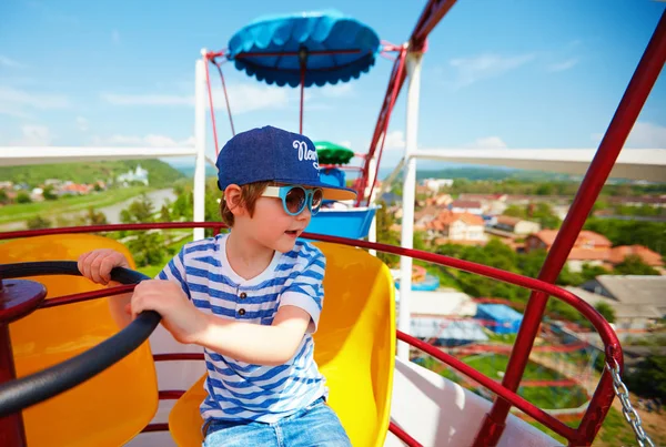 興奮して子供遊園地で観覧車に乗って — ストック写真