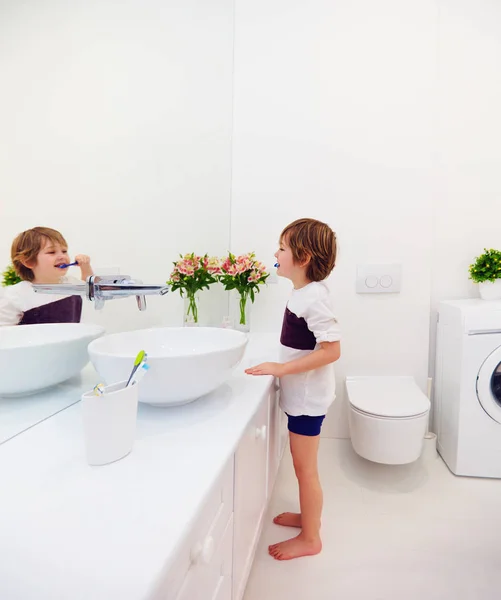 Gelukkige jongen tandenpoetsen in de badkamer — Stockfoto
