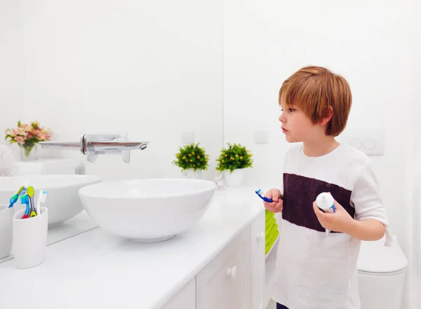 욕실에서 양치질 하는 행복 한 어린 소년 — 스톡 사진