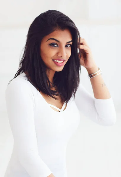 Retrato de bela jovem mulher indiana — Fotografia de Stock