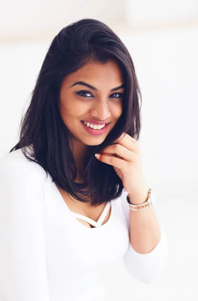 Retrato de bela jovem mulher indiana — Fotografia de Stock