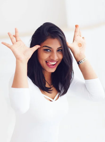 Piękna młoda kobieta indyjska dokonywanie śmieszne twarze — Zdjęcie stockowe