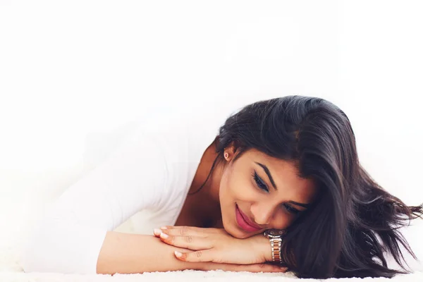 Retrato de bela jovem mulher indiana no tapete — Fotografia de Stock