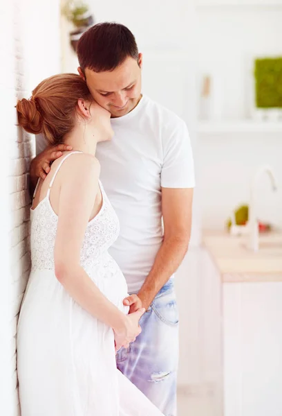 Pasangan muda hamil jatuh cinta, berpelukan di rumah — Stok Foto