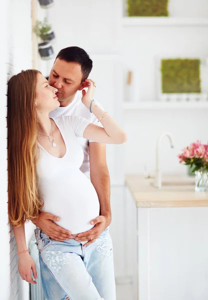 Hermosa pareja embarazada feliz en la cocina —  Fotos de Stock