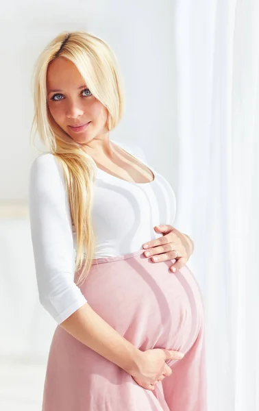 Retrato de bela mulher grávida — Fotografia de Stock