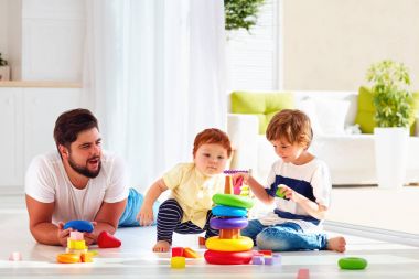 mutlu baba evde oğulları ile oynamak