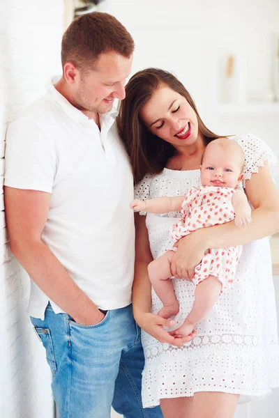Retrato de familia feliz con linda niña sonriente bebé —  Fotos de Stock