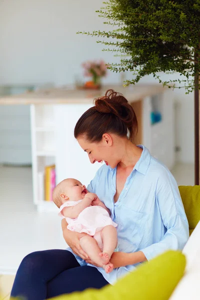 Feliz joven madre disfrutando de la comunicación con la pequeña hija —  Fotos de Stock