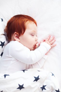 Kızıl saçlı bebek bebek huzur içinde uyku yatakta Üstten Görünüm