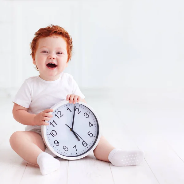 Bayi kecil bahagia memegang jam lingkaran. — Stok Foto