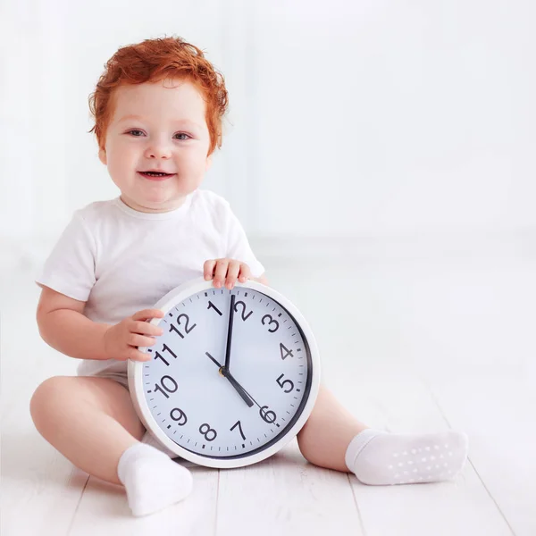 Pequeno bebê feliz segurando relógio círculo — Fotografia de Stock