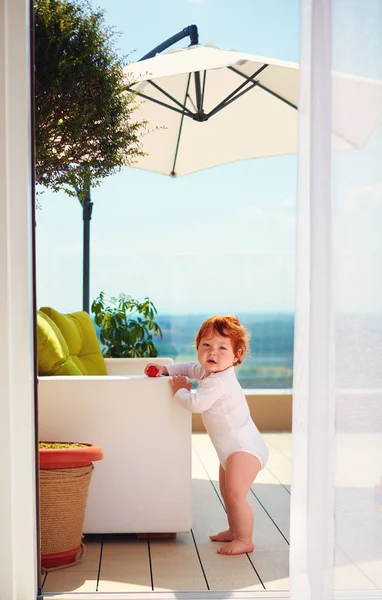 Säugling steht an sonnigem Sommertag auf Dachterrasse — Stockfoto