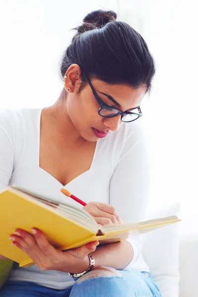 Vacker ung indisk flicka, student med bok, studera — Stockfoto