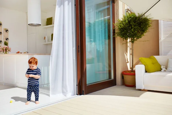 Маленька дитина ходить на відкритій кухні з верхнім патіо даху та розсувними дверима — стокове фото