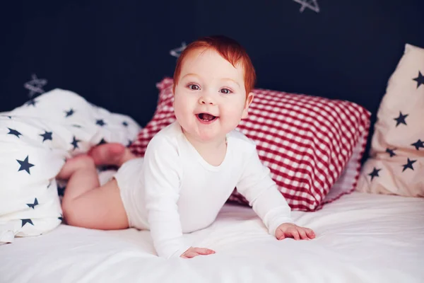 Roztomilá kojenecká baby probudil ve své posteli — Stock fotografie