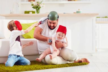 Baba evde savaş oyunları oynarken oğlu ile