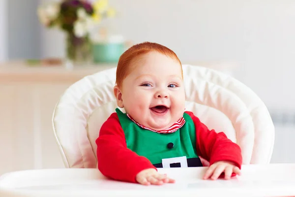 Schattige happy baby babyjongen in elf kostuum zit in kinderstoel — Stockfoto