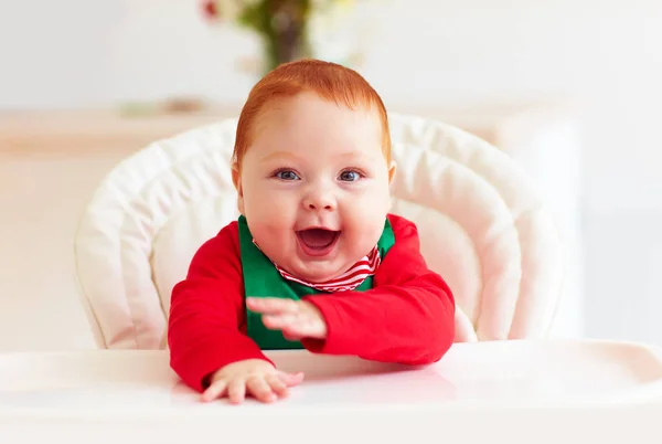 Menino bebê bebê bebê feliz bonito em traje de elfo sentado em cadeira alta — Fotografia de Stock