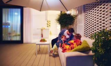 veranda bölgesindeki açık alan mutfak ve Sürgülü Kapılar arka plan üzerinde rahatlatıcı aile