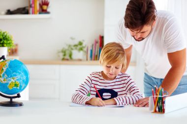 Baba ve oğul evde yetiştirmek masasında