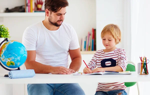 Pai e filho na mesa, educando em casa — Fotografia de Stock
