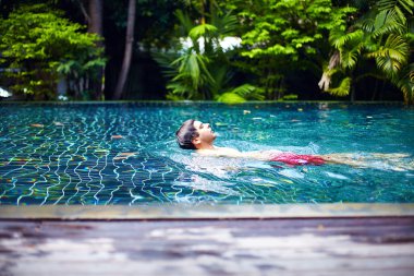 adam sessiz kaçış kaçış havuzda yüzme sahiptir