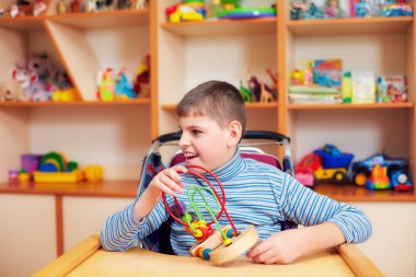 neşeli çocuk Engelli Rehabilitasyon Merkezi mantıksal bulmaca çözme özel ihtiyaçları olan çocuklar için