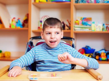 neşeli çocuk Engelli Rehabilitasyon Merkezi mantıksal bulmaca çözme özel ihtiyaçları olan çocuklar için