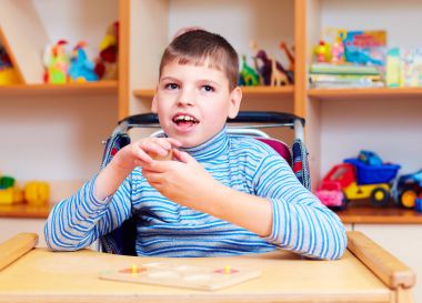 neşeli çocuk Engelli Rehabilitasyon Merkezi mantıksal bulmaca çözme özel ihtiyaçları olan çocuklar için