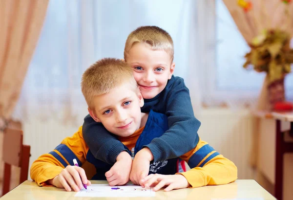 Два милых ребенка, друзья в реабилитационной школе для детей с особыми потребностями — стоковое фото