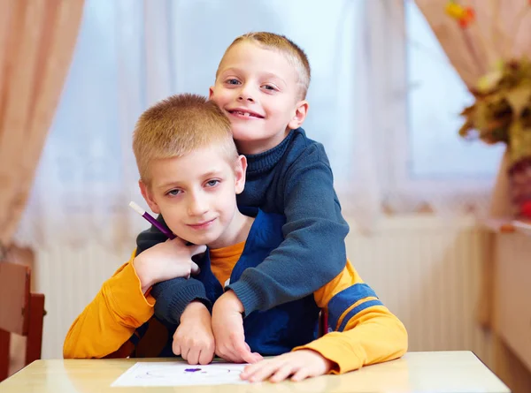 Dos niños lindos, amigos en la escuela de rehabilitación para niños con necesidades especiales — Foto de Stock