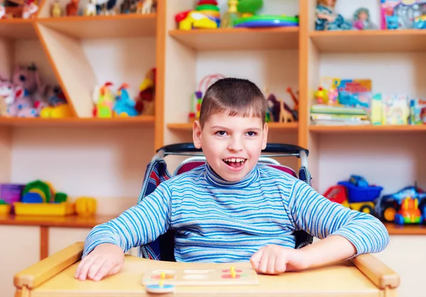 neşeli çocuk Engelli Rehabilitasyon Merkezi mantıksal bulmaca çözme özel ihtiyaçları olan çocuklar için