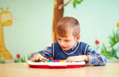 özel ihtiyaçları rehabilitasyon anaokulunda oynayan sevimli küçük bir çocukla