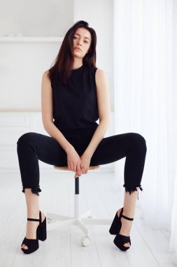 genç erkek modeli test fotoğraf çekimi doğal gün ışığı ile poz