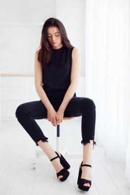 genç erkek modeli test fotoğraf çekimi doğal gün ışığı ile poz