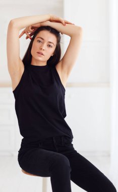 genç erkek modeli test fotoğraf çekimi doğal gün ışığı ile poz
