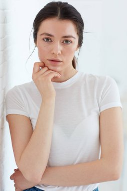 doğal gün ışığı ile modeli test çekimleri poz genç çekici kız