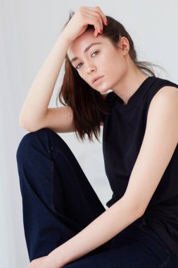 genç erkek modeli test fotoğraf çekimi doğal gün ışığı ile poz