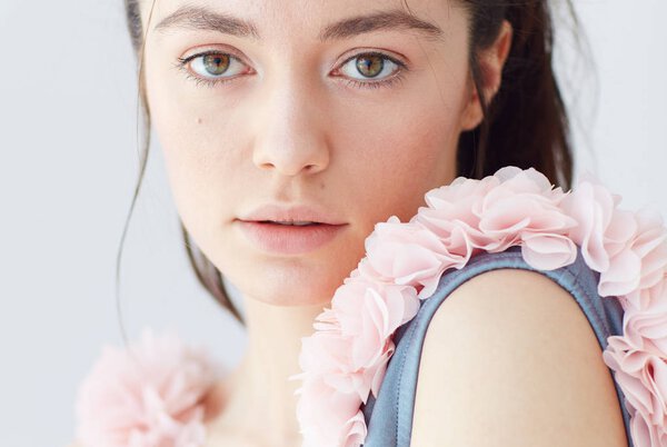 портрет молодой женщины-модели при естественном дневном свете
